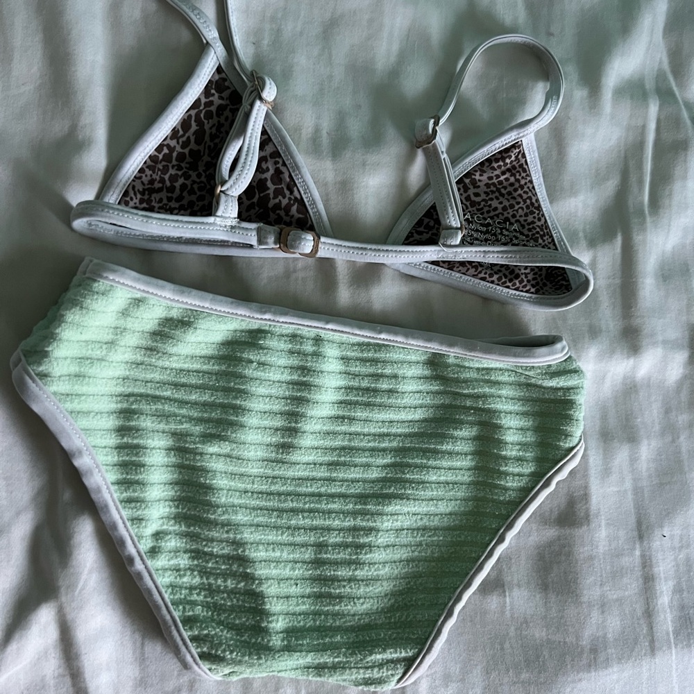 I’m sewing a Acacia. The size is a extra extra large in kids and it is green.